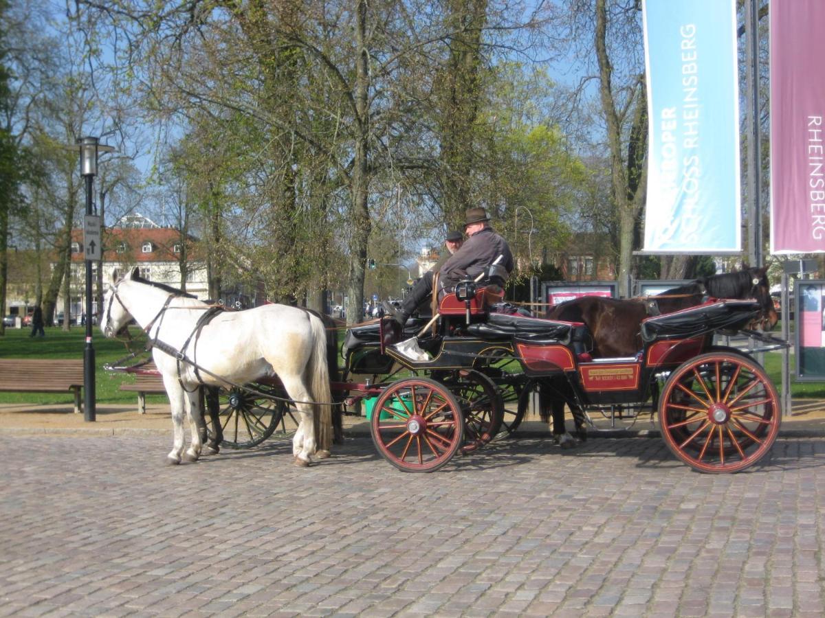 Loggiahaus Am Schloss, 5 Ferienwohnungen, Teils Mit Schloss- Und Seeblick Rheinsberg Exterior foto