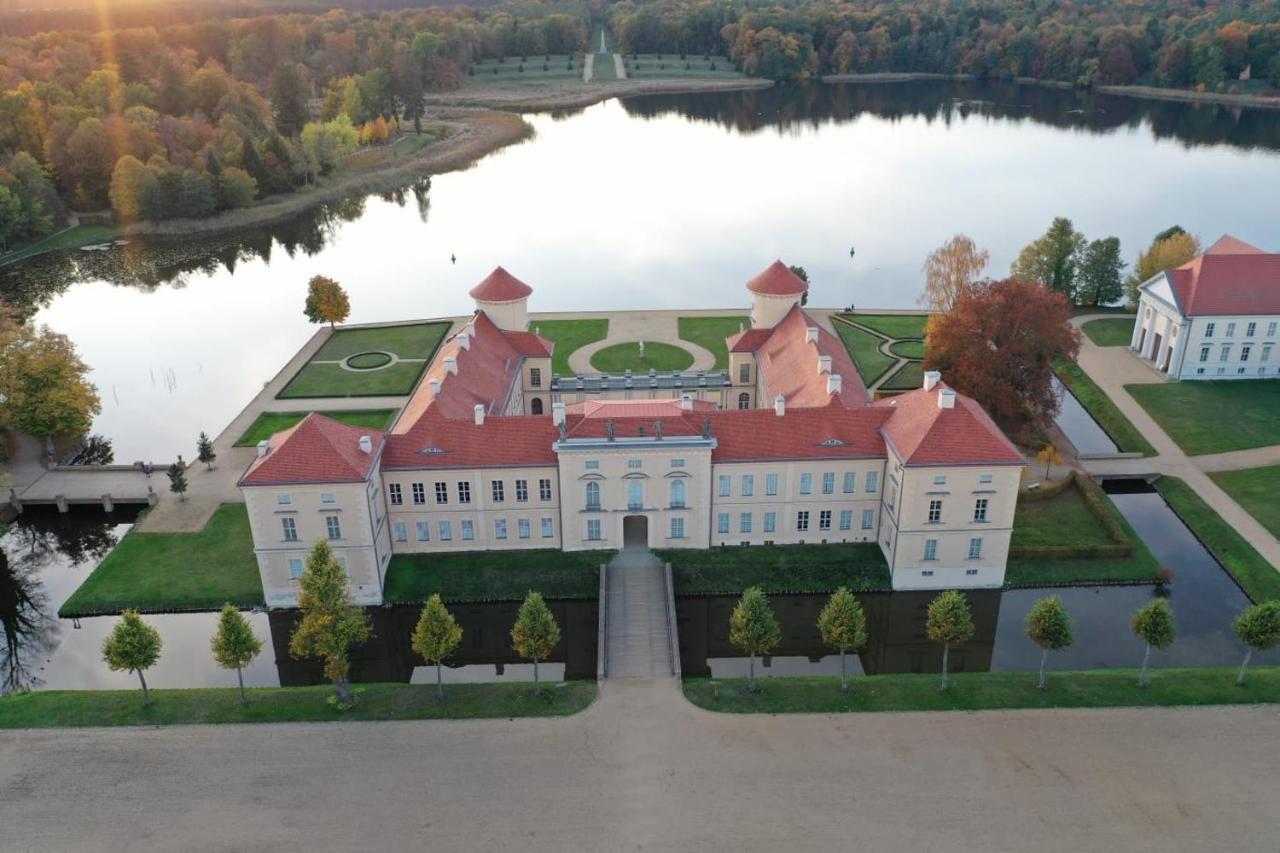 Loggiahaus Am Schloss, 5 Ferienwohnungen, Teils Mit Schloss- Und Seeblick Rheinsberg Exterior foto